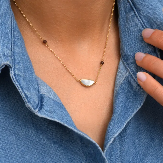 Lhasa pendant necklace - garnet and mother-of-pearl