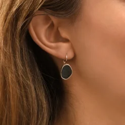 Noto thin sleeper earrings - black